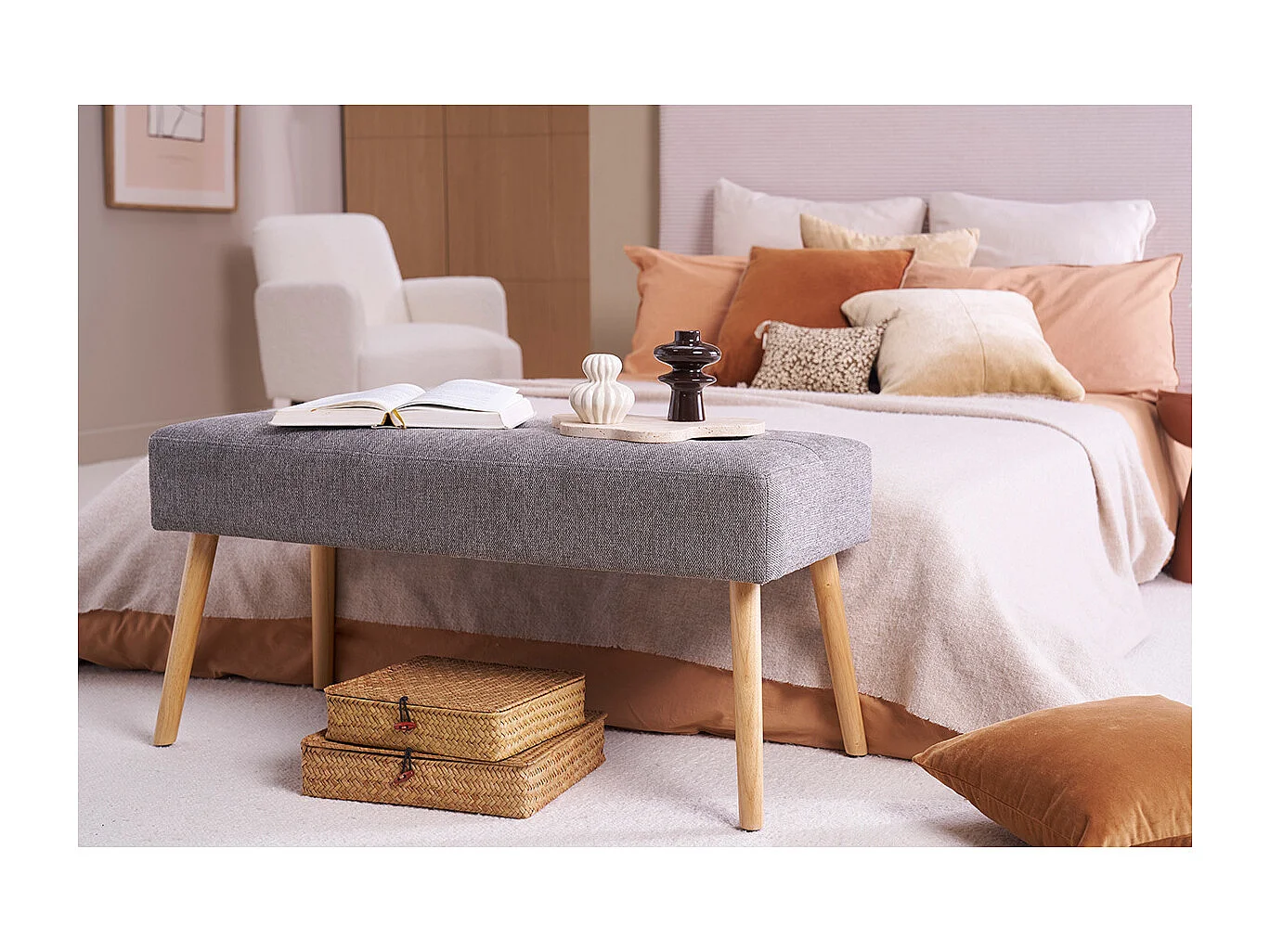 Banc scandinave capitonné en tissu effet velours texturé gris foncé et bois clair L96 cm GUESTA