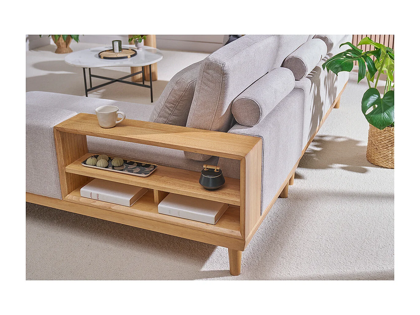 Sofá chaise longue a la derecha 5 plazas con almacenaje de tela texturizada beige efecto aterciopelado y madera clara KOMAO