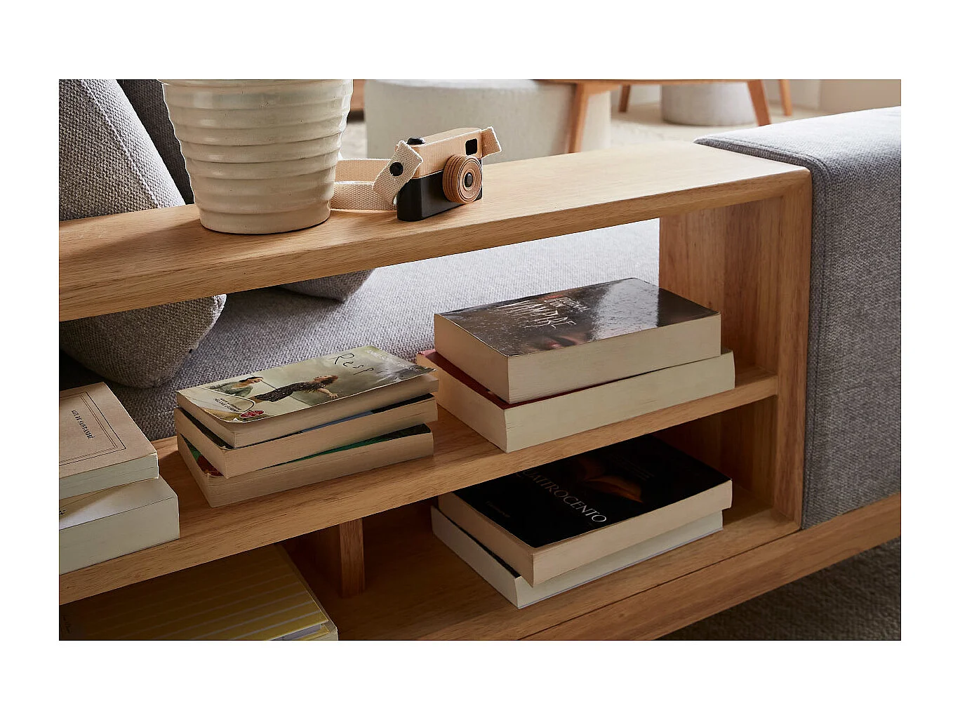 Ecksofa 5-Sitzer mit Stauraum hellgrauer Stoff mit strukturiertem Samteffekt und helles Holz KOMAO.