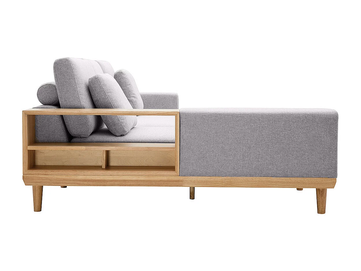 Sofá chaise longue a la izquierda 5 plazas con estantes en tela texturizada gris claro efecto aterciopelado y madera clara KOMAO
