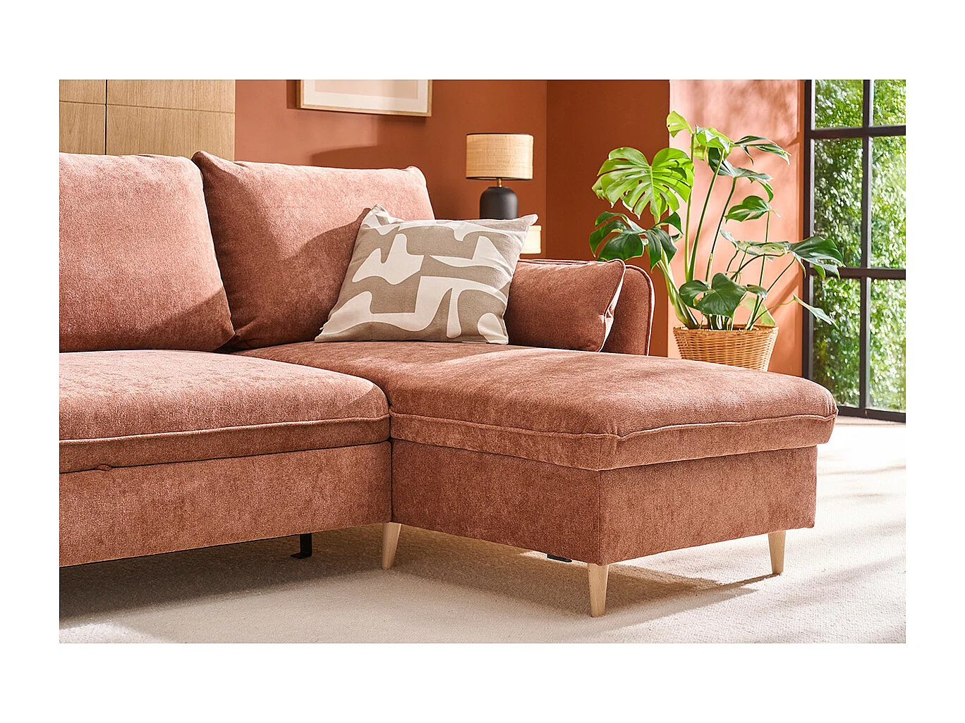 Sofá cama con chaise longue 3-4 plazas con canapé de tela color terracota y madera clara DRISS