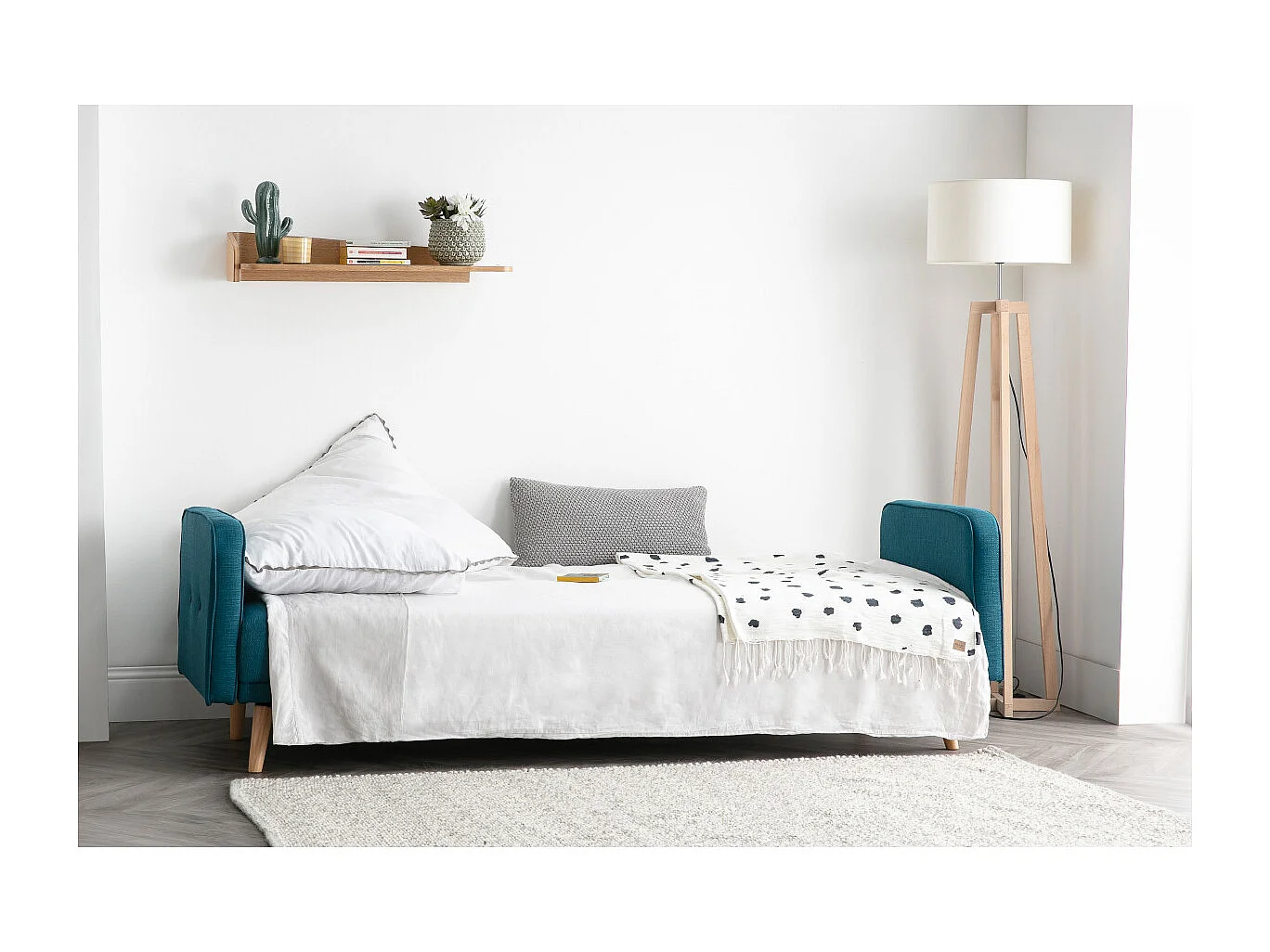 Canapé convertible scandinave 3 places en tissu bleu et bois clair ULLA