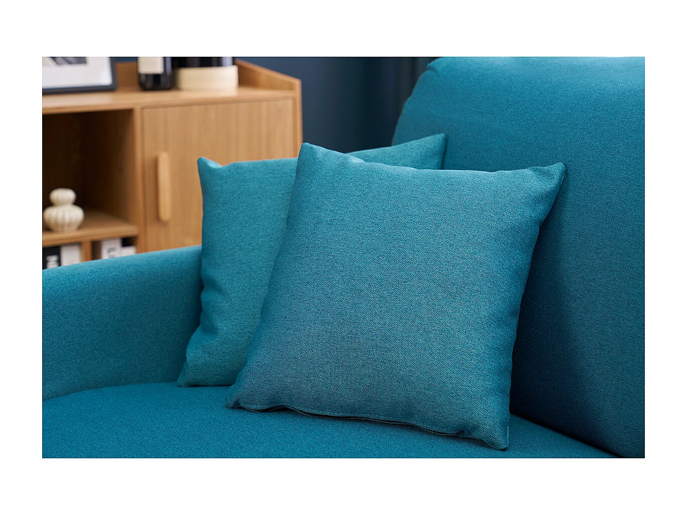 Divano letto 3 posti in tessuto blu anatra e legno chiaro con materasso 18 cm SKANDY