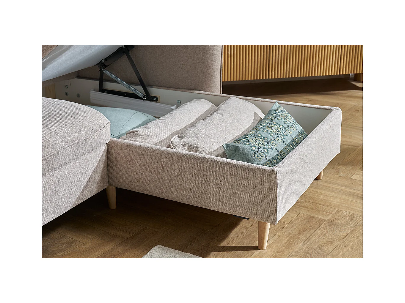Sofá cama con chaise longue 3-4 plazas con canapé de tela beige y madera clara DRISS