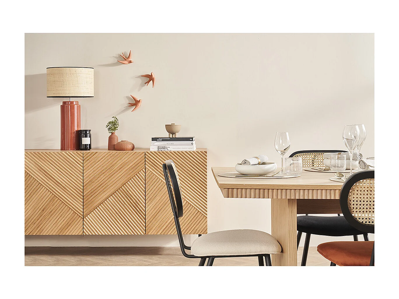 Design-Sideboard aus hellem, massiver Eiche mit Gravur und schwarzem Metall, 4 Türen, B180 cm ARCHIPEL