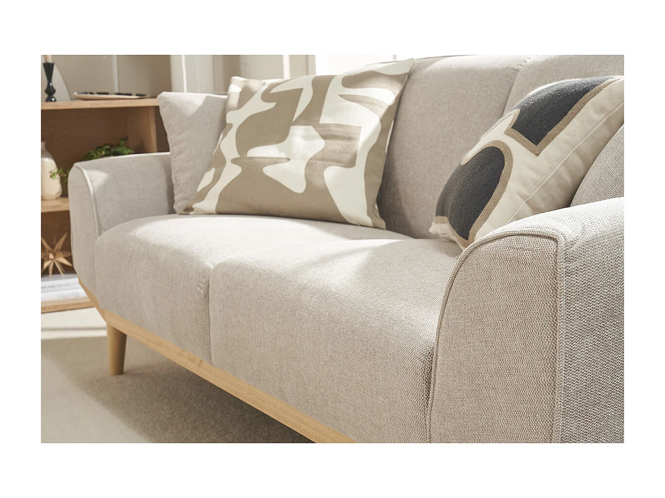 Skandinavisches Sofa aus beigem Stoff mit Samteffekt und hellem Holz 3-Sitzer FREEMA