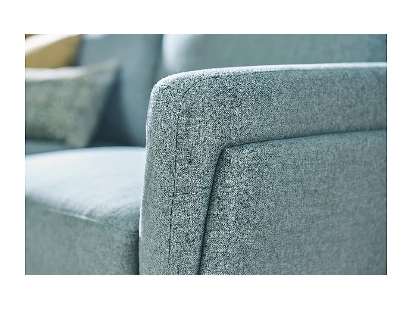 Sofá moderno 3 plazas de tela efecto aterciopelado texturizado verde grisáceo y metal negro MOSCO