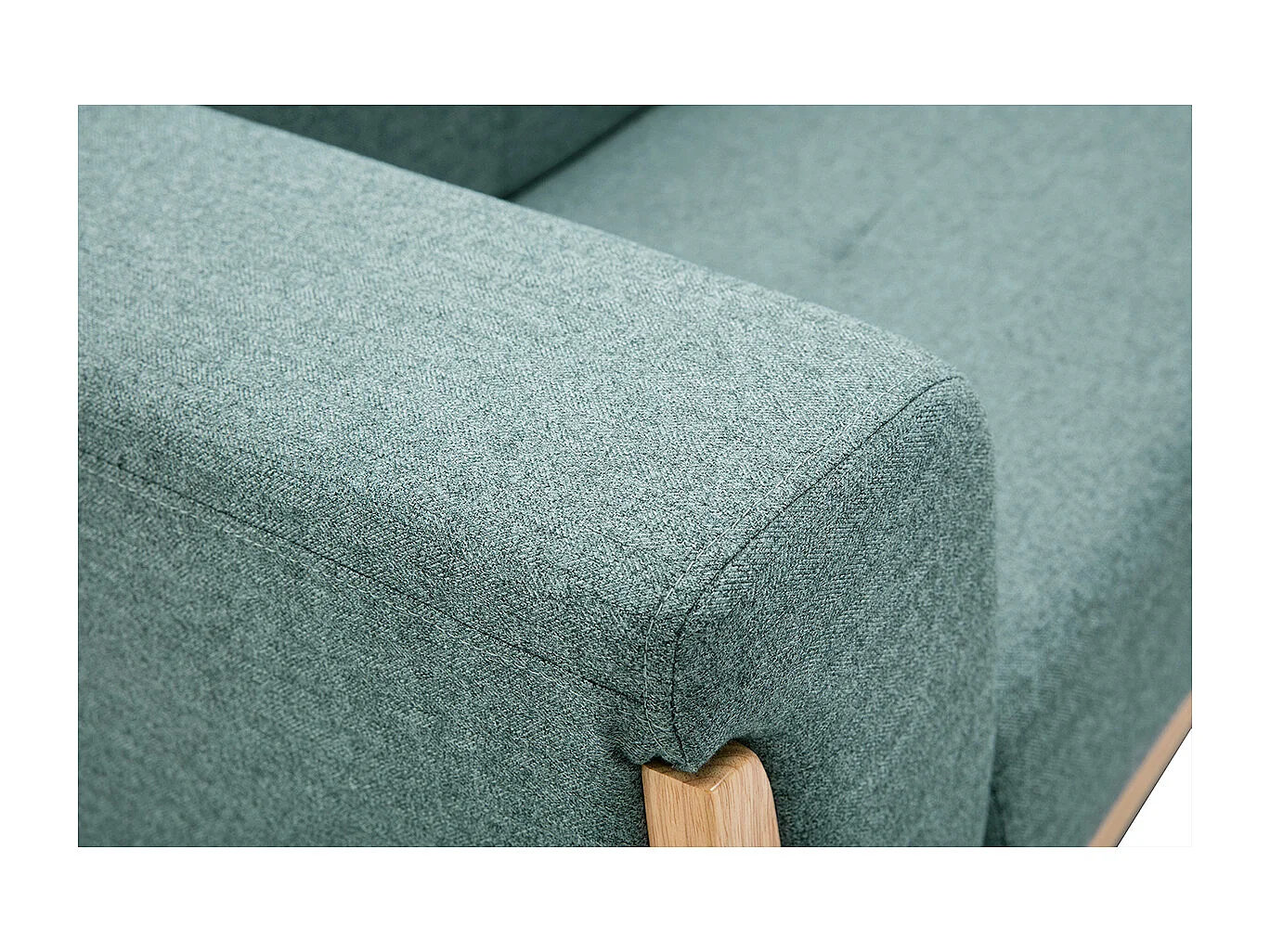 Canapé scandinave 2 places en tissu vert de gris et bois clair FJORD