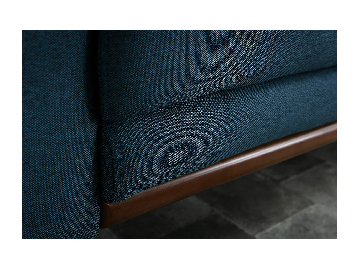 Design-Sofa 2 Plätze Stoff Blau und Füße Nussbaum EKTOR