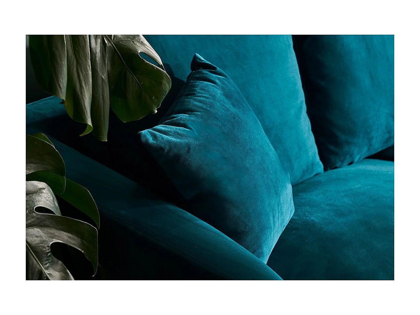 Divano design 3 posti in tessuto velluto blu petrolio e metallo nero JERRY