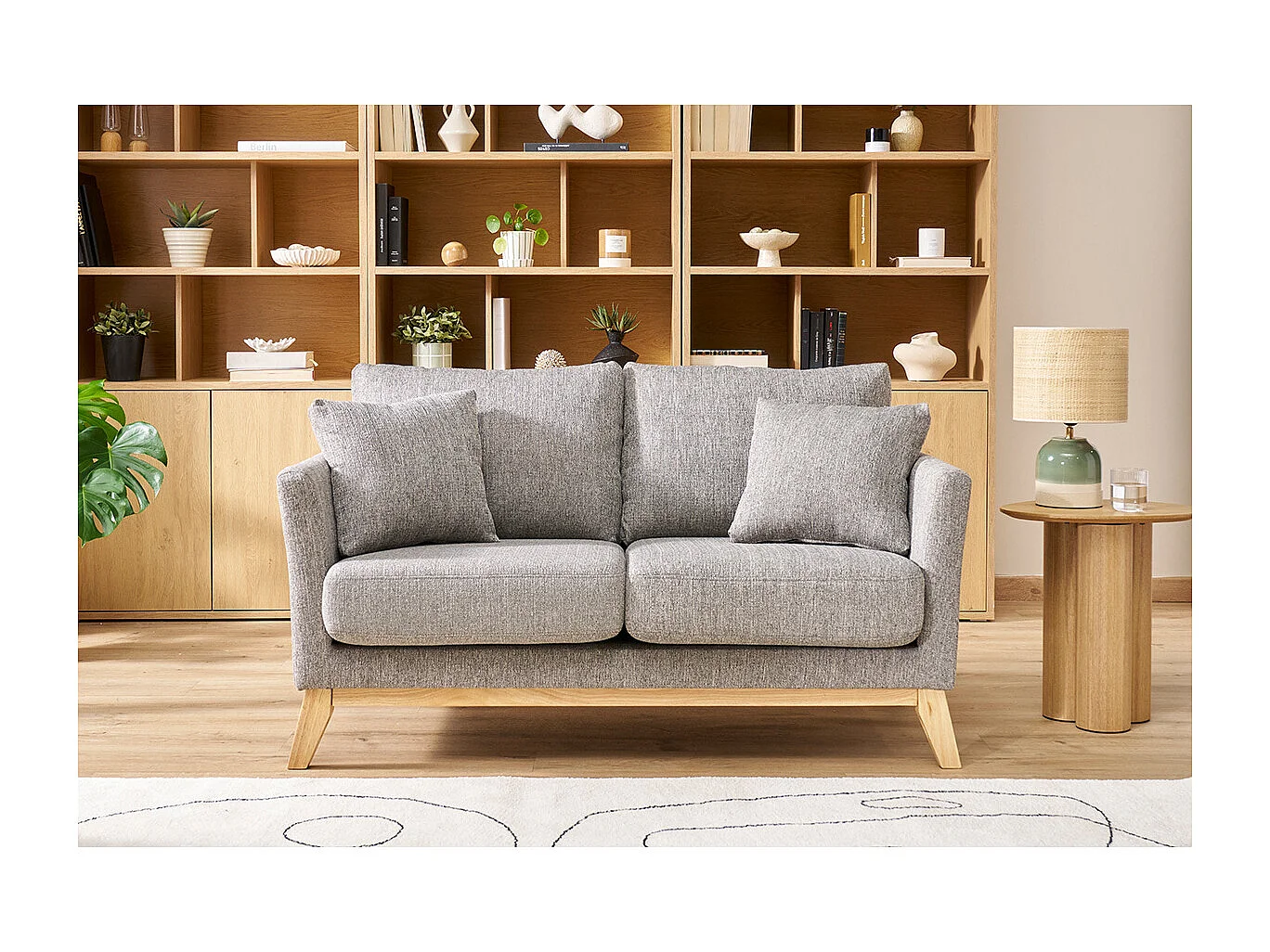 Divano scandinavo 2 posti grigio chiaro e piedi in legno chiaro OSLO