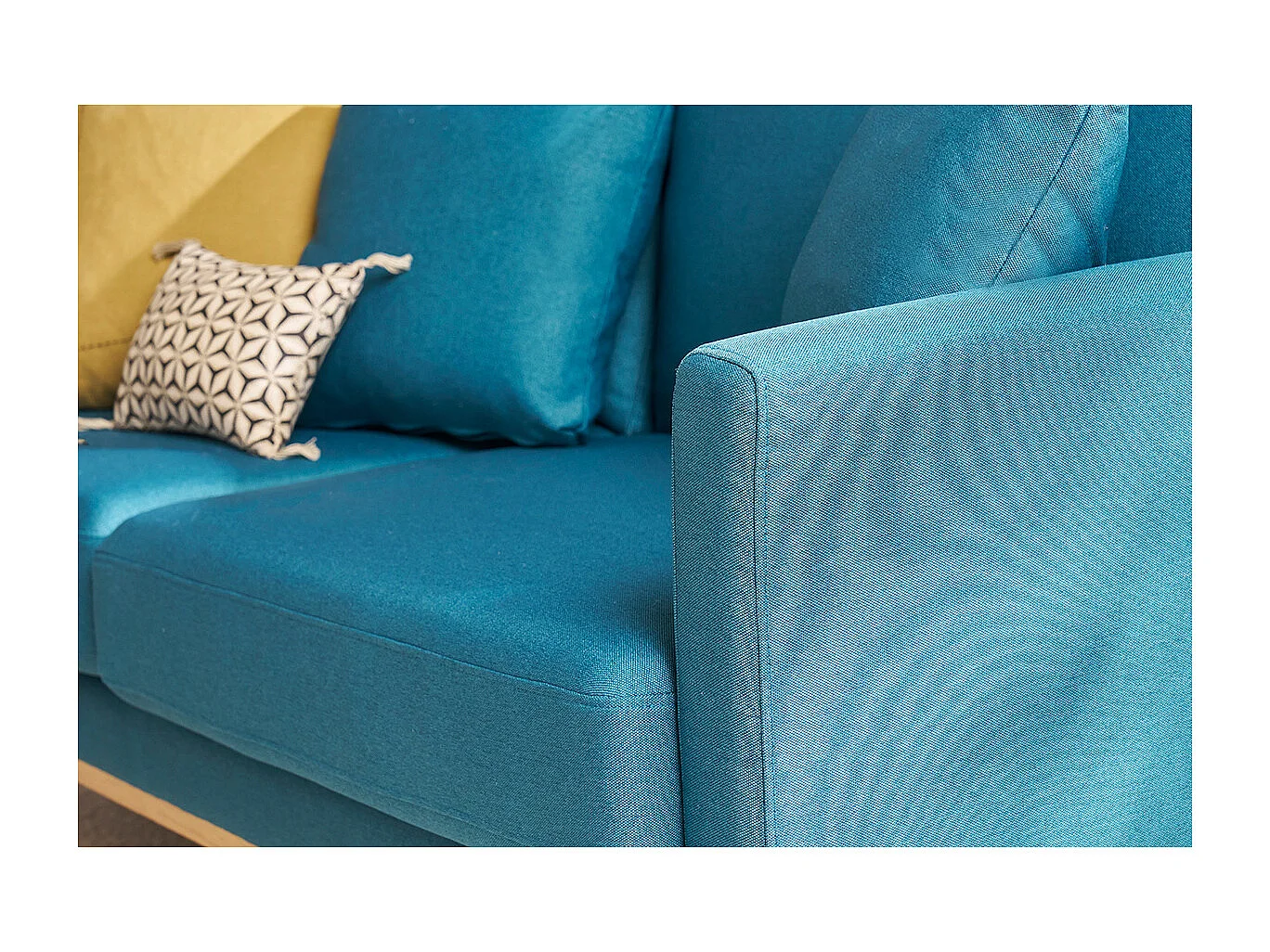 Canapé scandinave déhoussable 3 places en tissu bleu canard et bois clair OSLO