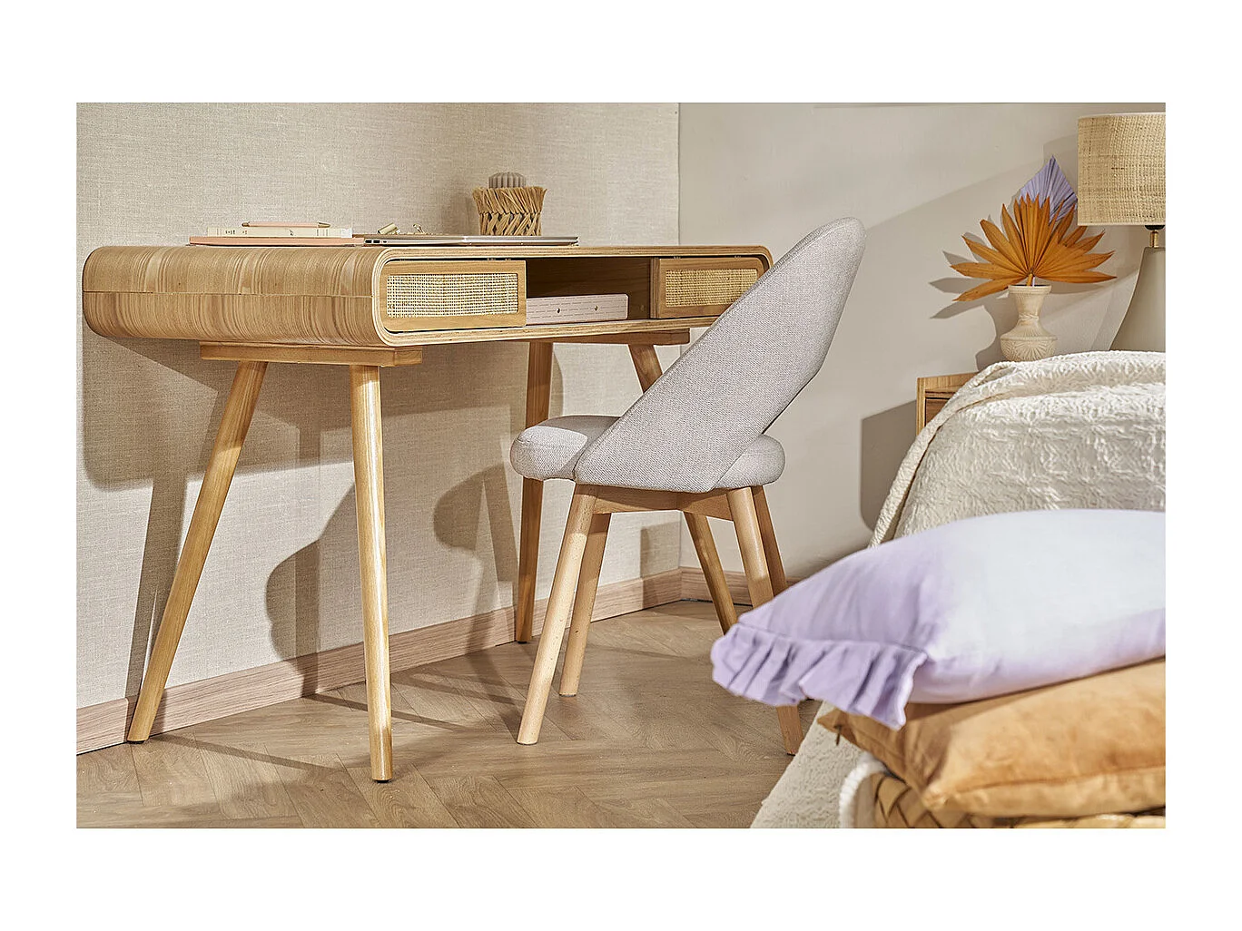 Skandinavische Stühle aus beigem Stoff mit Samteffekt und massivem Buchenholz (2er-Set) COSETTE