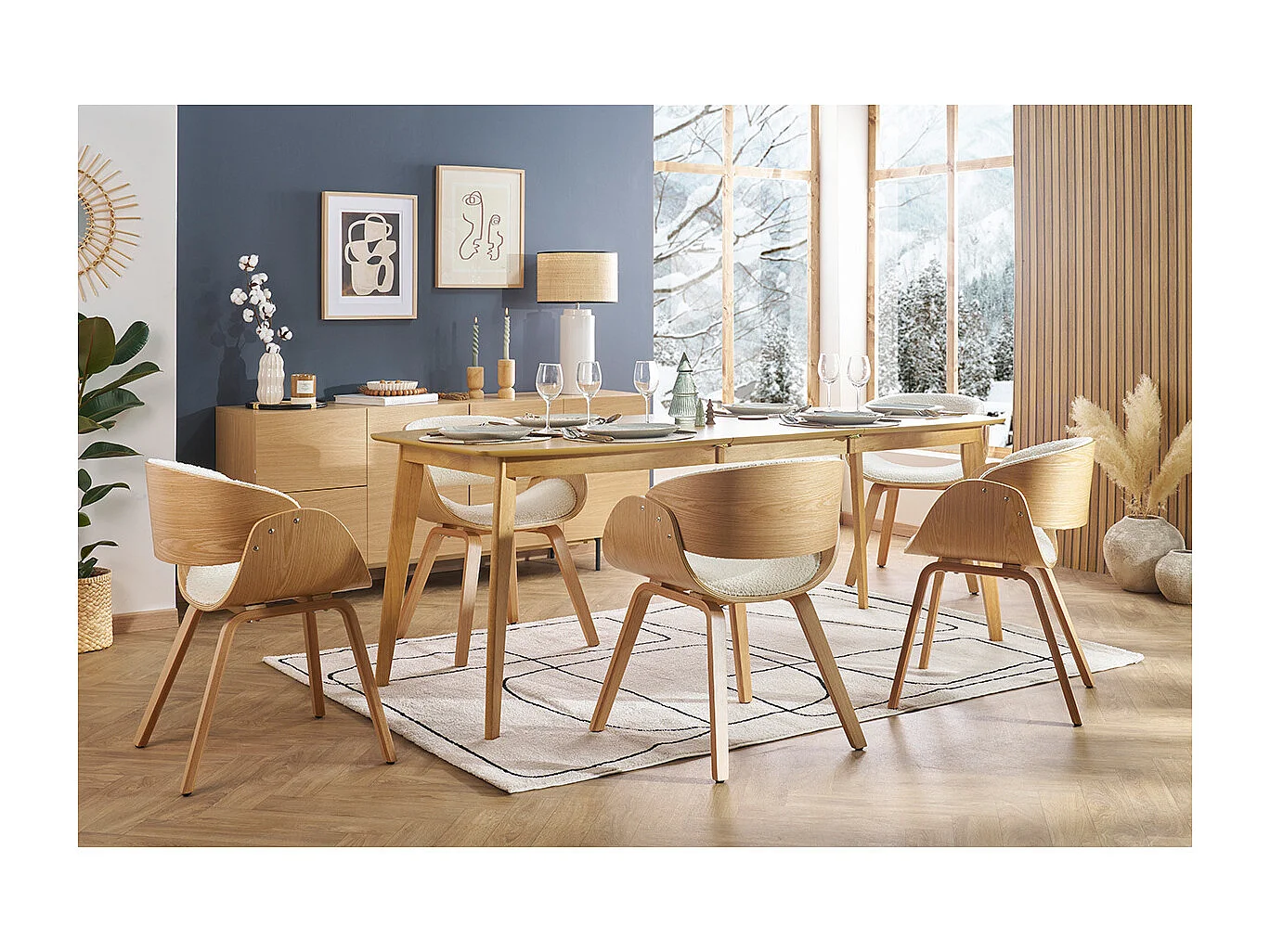 Design-Stuhl aus weißem Stoff mit Bouclé-Wolleffekt und hellem Holz BENT