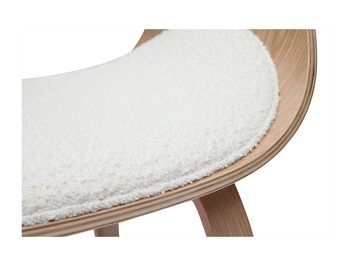 Design-Stuhl aus weißem Stoff mit Bouclé-Wolleffekt und hellem Holz BENT