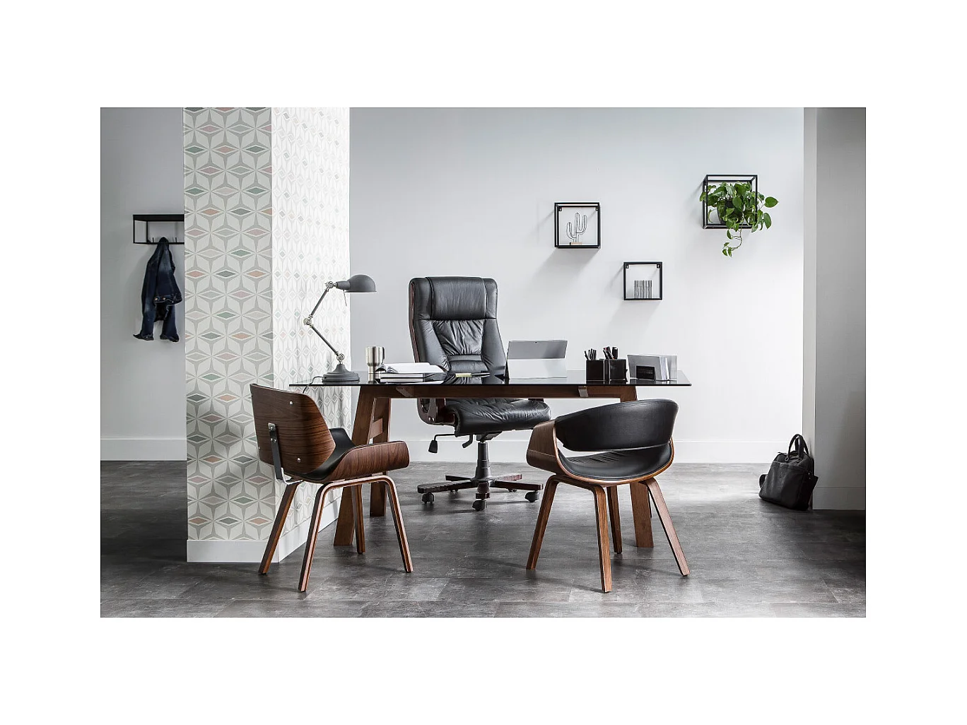 Fauteuil design noir et bois foncé noyer ARAMIS