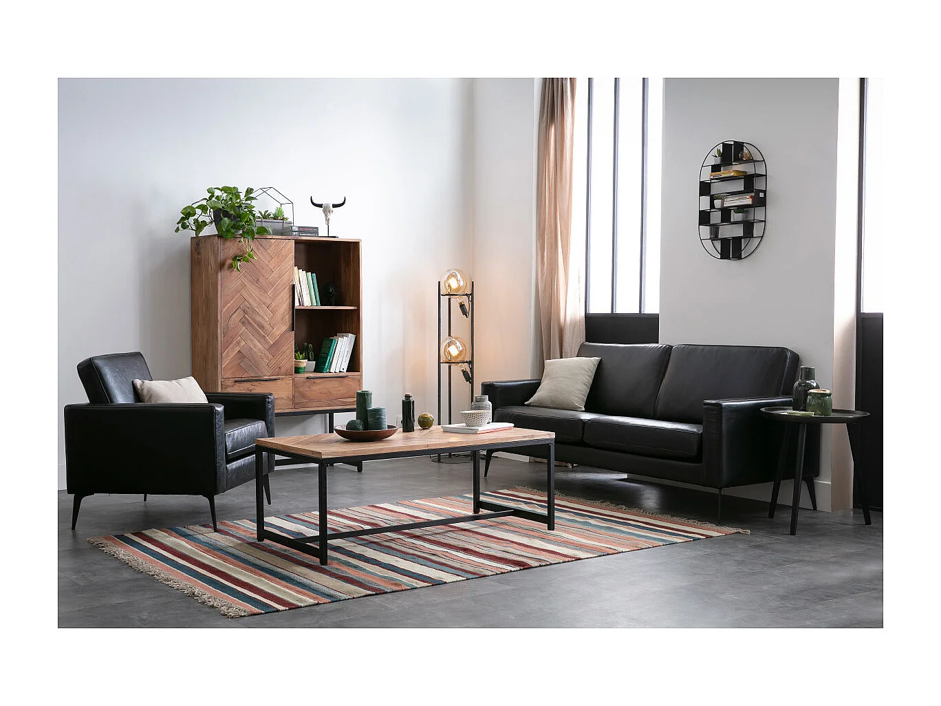 Niedriger Tisch modern aus Akazienholz und schwarzem Metall STICK