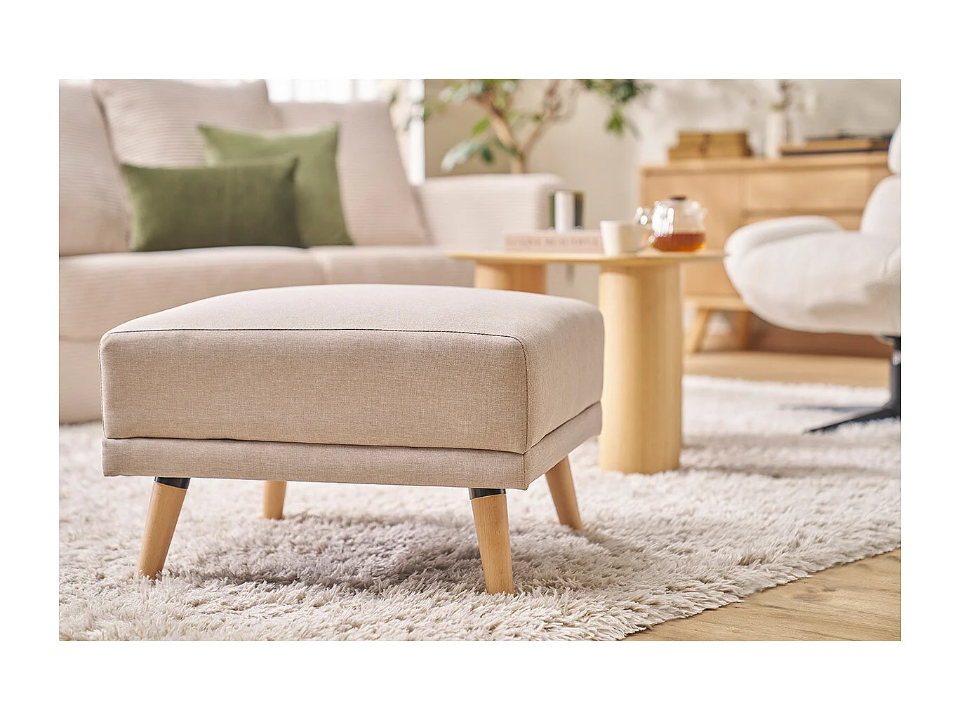 Pouf repose-pieds scandinave en tissu beige et bois clair ULLA