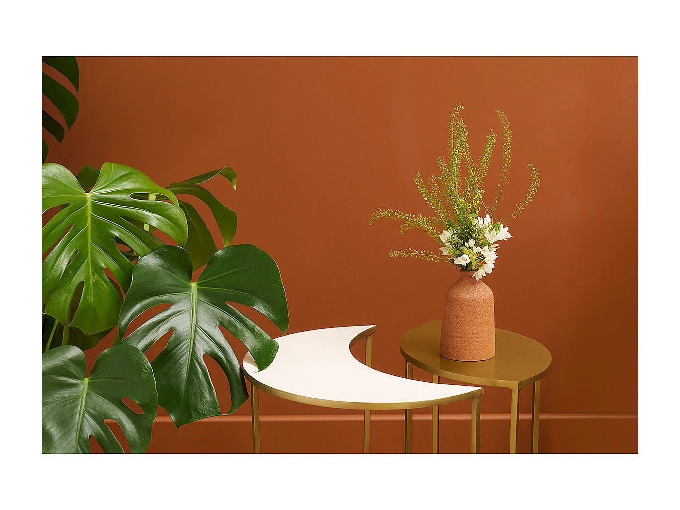 Mesa auxiliar de metal lacado blanco y dorado TOSCANE