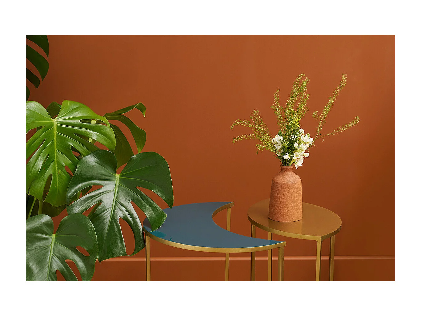 Mesa auxiliar de metal lacado azul petróleo y dorado TOSCANE