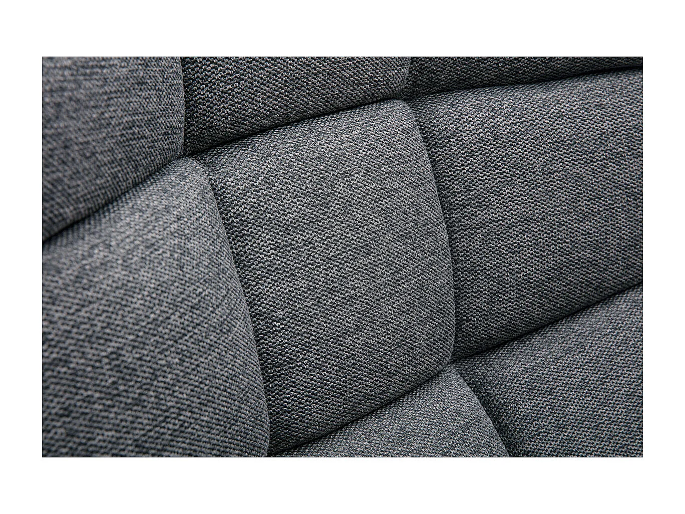 Sillón nórdico con tejido efecto aterciopelado texturizado gris oscuro y madera BRODY