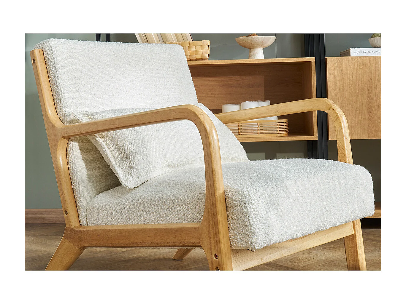 Fauteuil scandinave en tissu effet laine bouclée blanc et bois clair massif DERRY