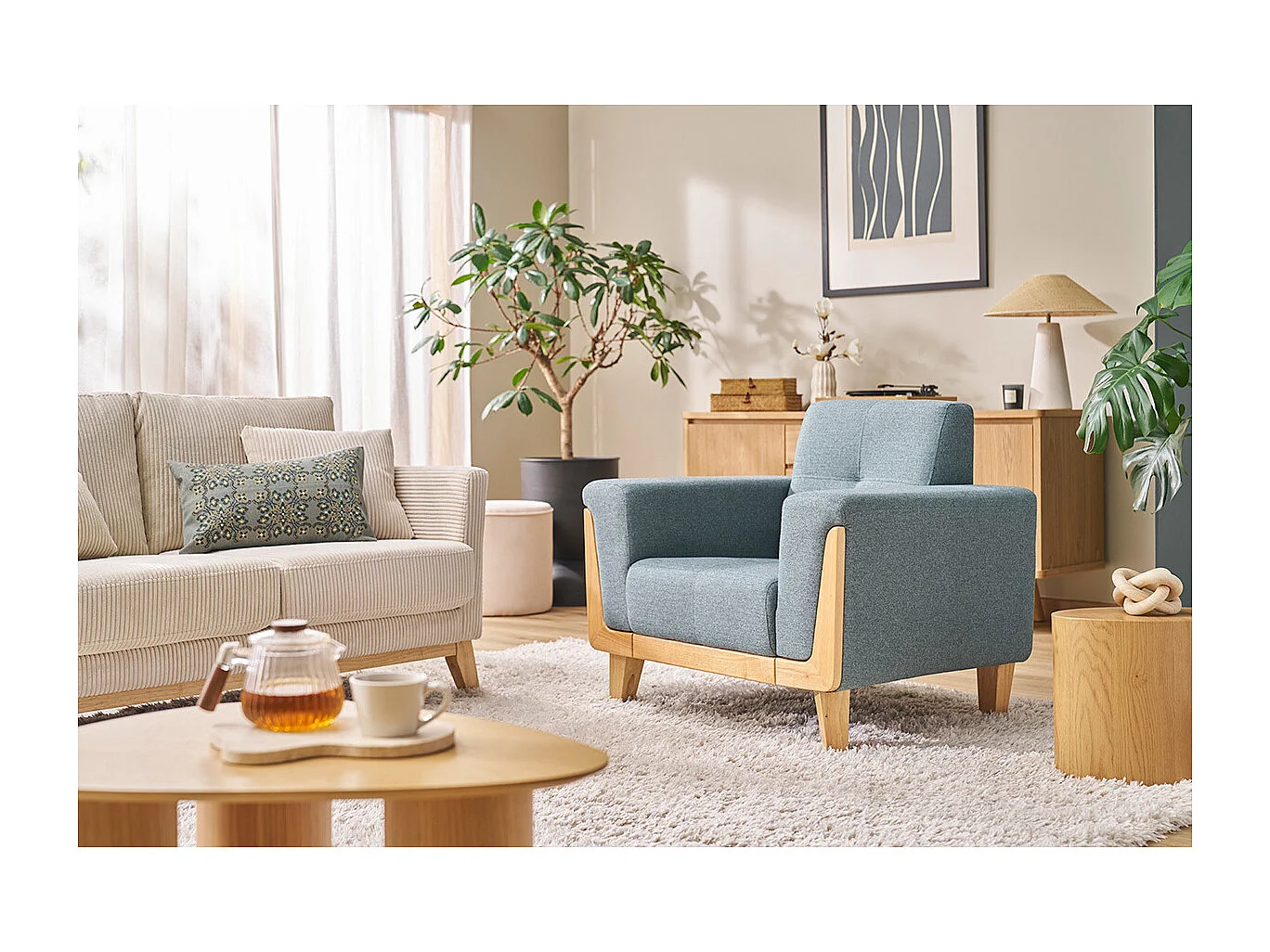 Fauteuil scandinave en tissu vert de gris et bois clair FJORD