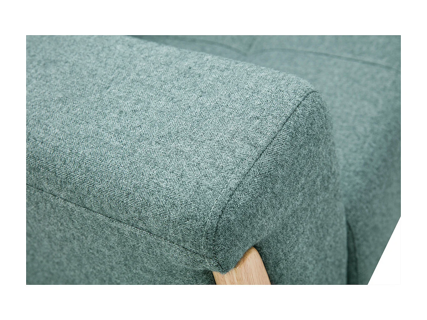 Fauteuil scandinave en tissu vert de gris et bois clair FJORD