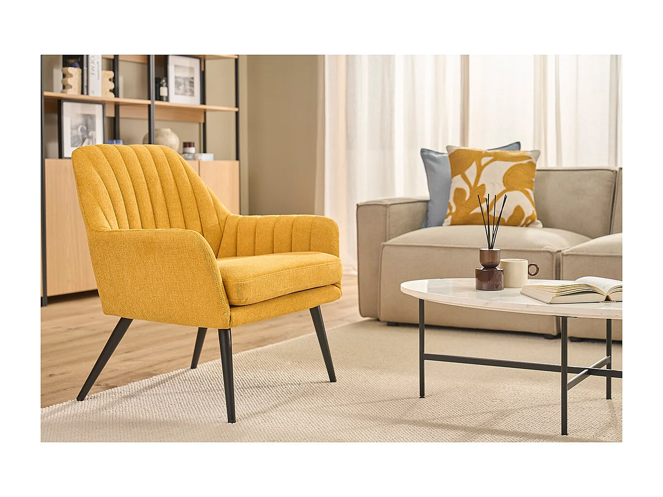 Sillón moderno de tela efecto aterciopelado texturizado amarillo mostaza y metal negro GASTON
