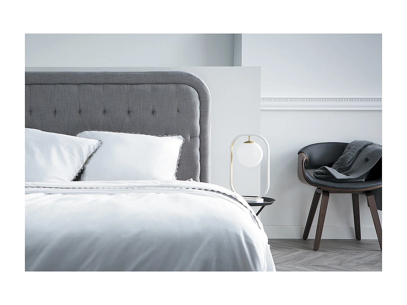 Skandinavischer Armstuhl, schwarz und helles Holz ARAMIS