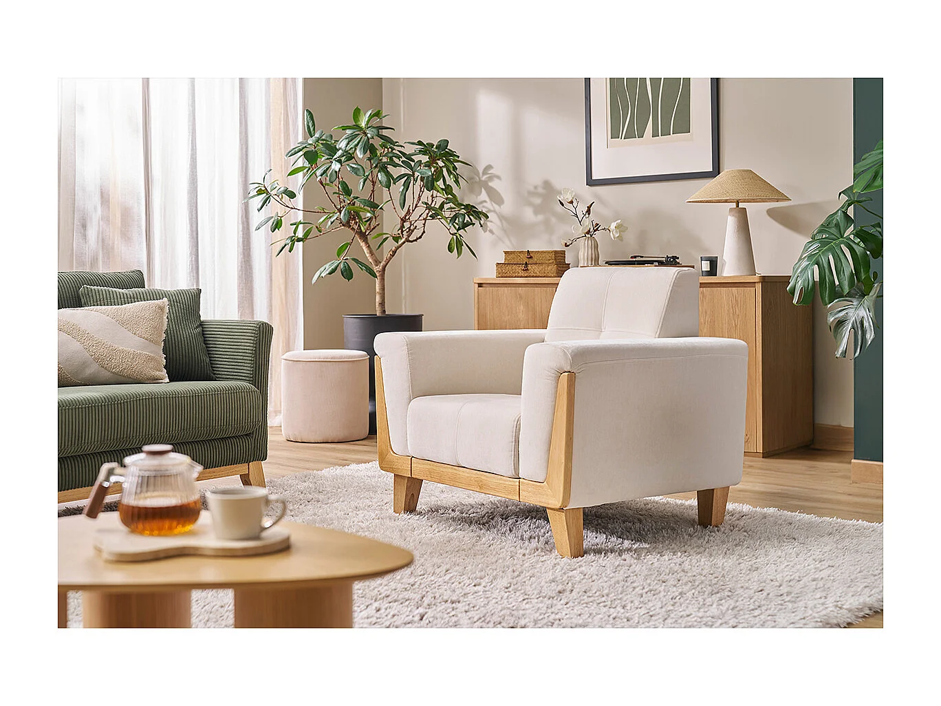 Fauteuil scandinave en tissu effet velours blanc cassé et bois clair FJORD