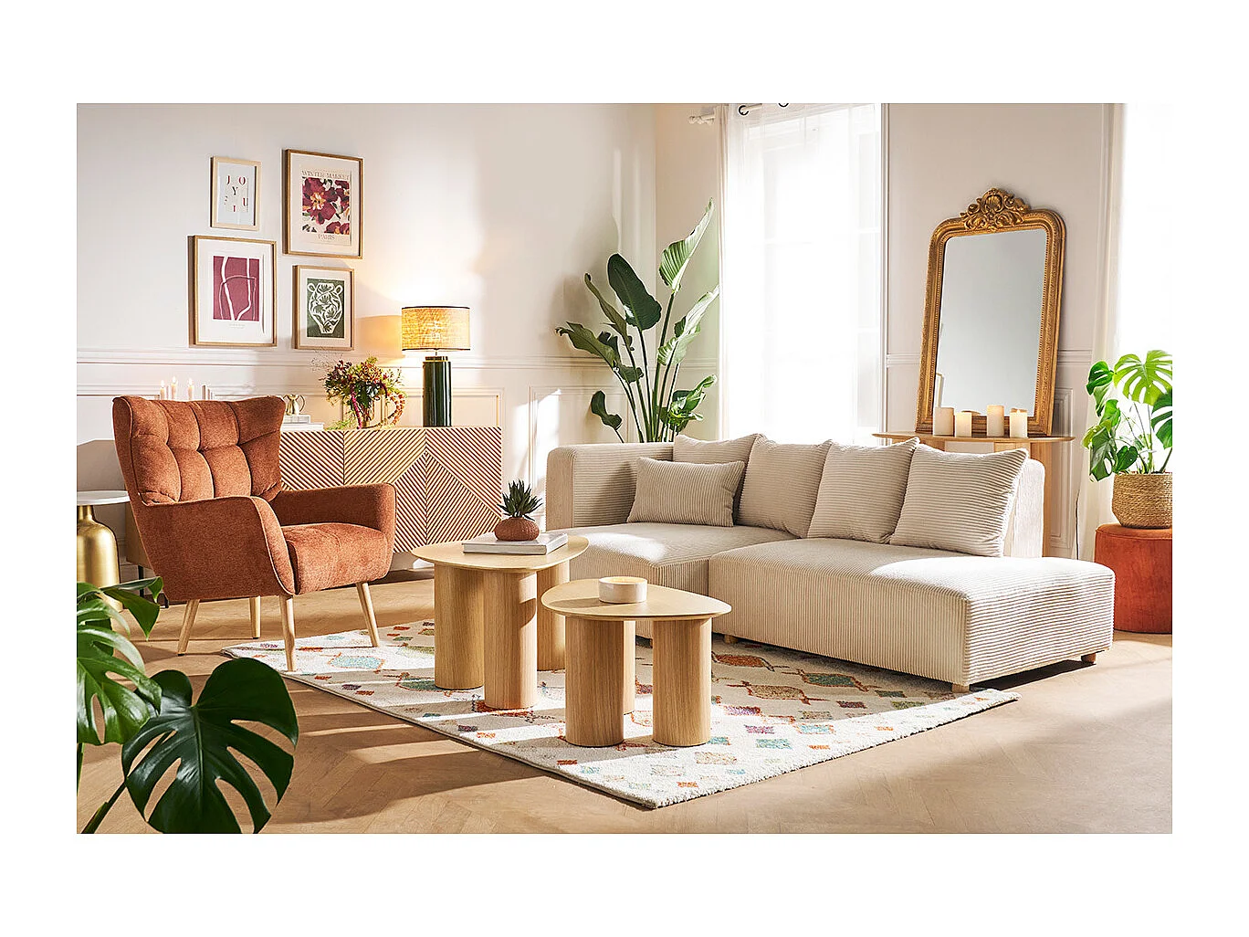 Sillón nórdico con tejido efecto aterciopelado texturizado terracota y madera de caucho maciza AVERY