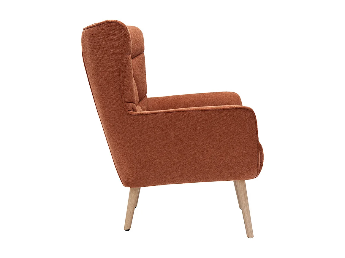 Sillón nórdico con tejido efecto aterciopelado texturizado terracota y madera de caucho maciza AVERY
