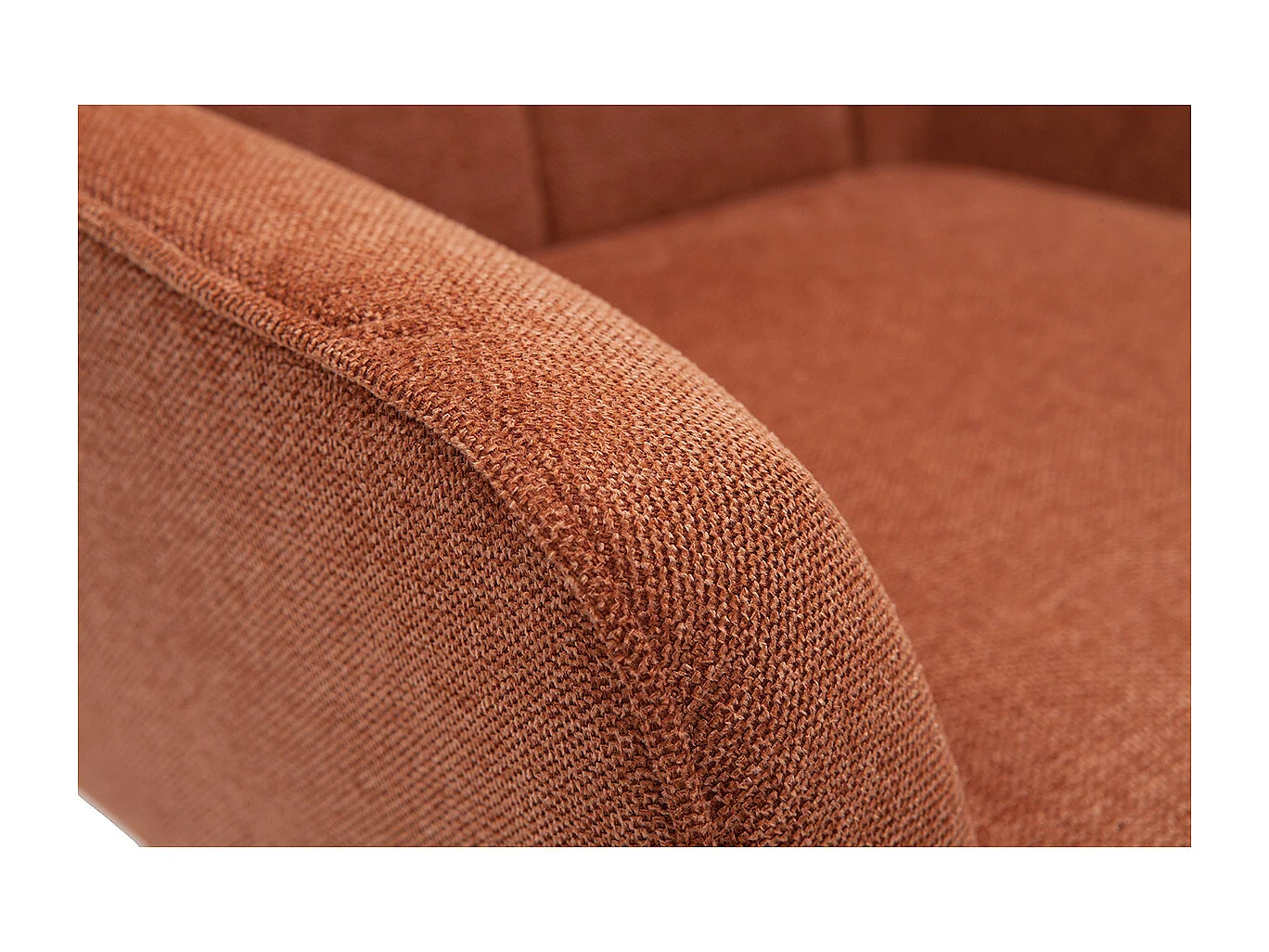Sillón nórdico con tejido efecto aterciopelado texturizado terracota y madera de caucho maciza AVERY