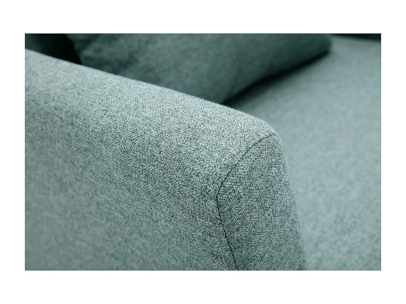 Sillón nórdico de tela verde grisáceo y madera clara OSLO