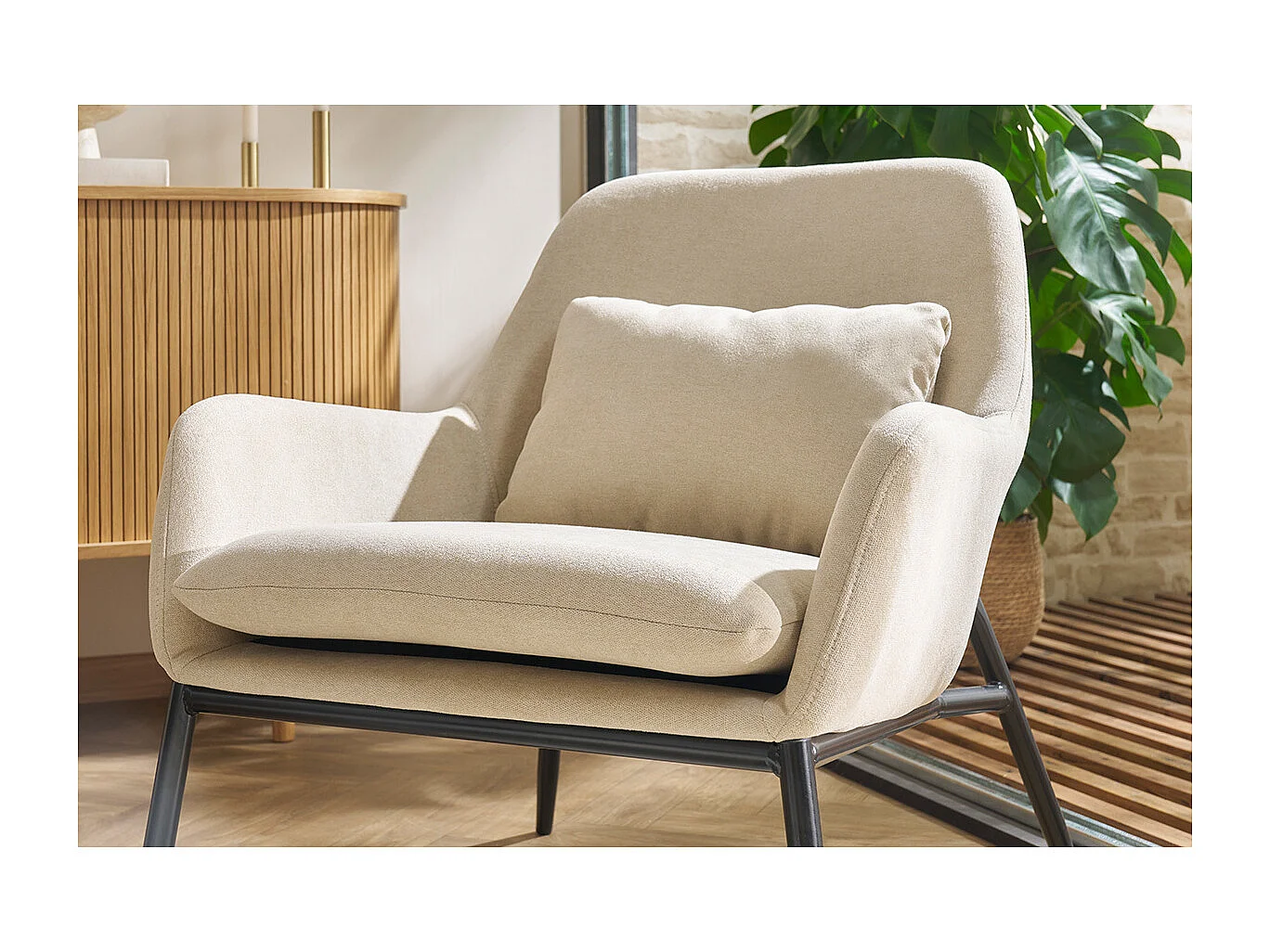 Sillón moderno con tejido efecto aterciopelado gris oscuro y metal negro MAXINE