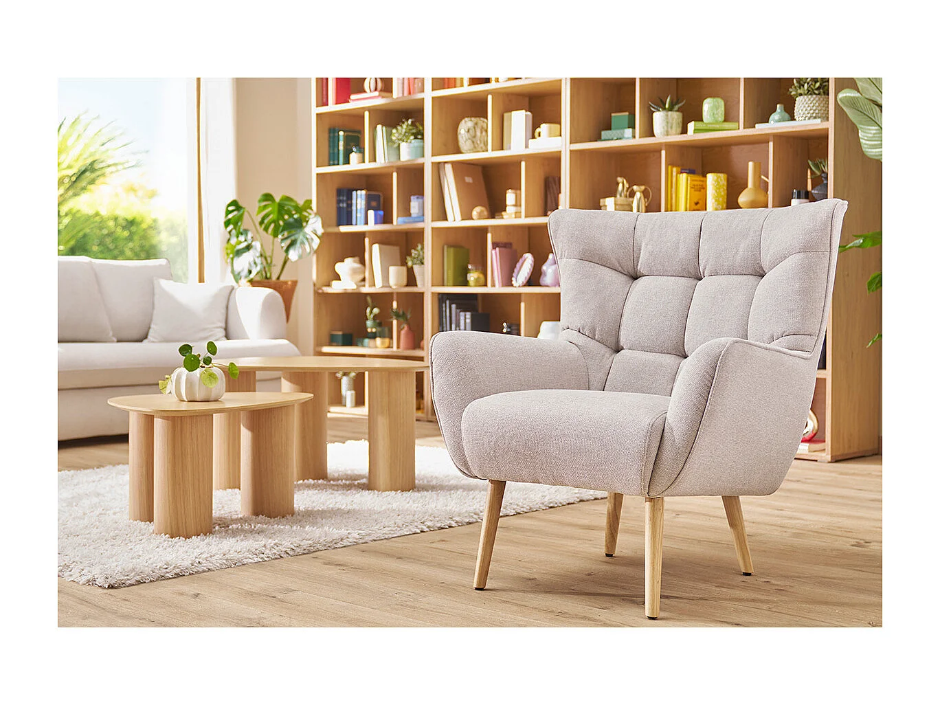 Poltrona tessuto effetto velluto testurizzato beige base legno AVERY