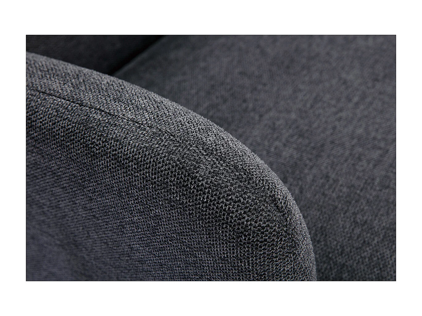 Sillón nórdico de tela efecto aterciopelado texturizado gris oscuro y madera clara ISKO