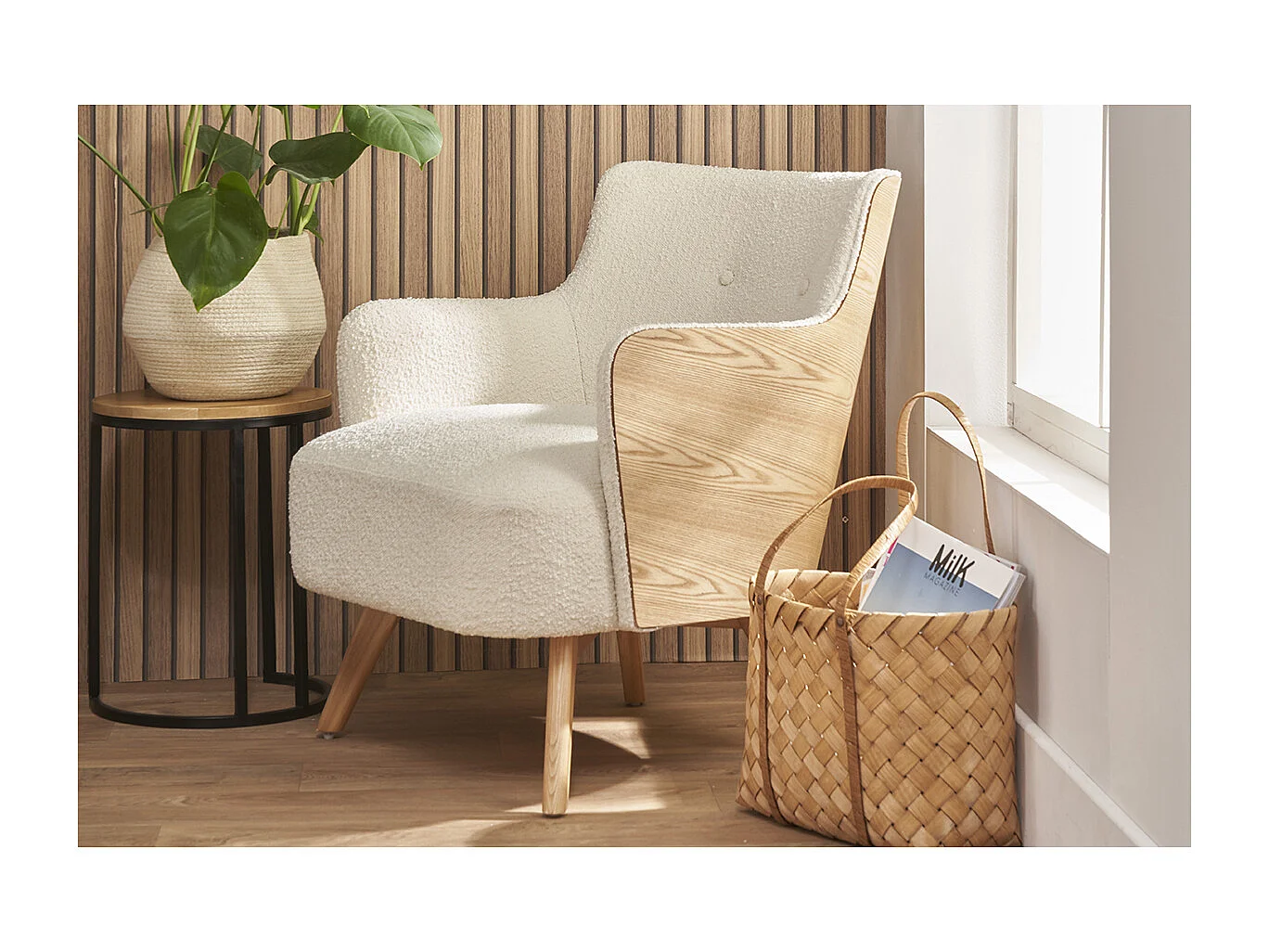 Fauteuil scandinave en tissu effet laine bouclée blanc cassé et bois clair VALMY