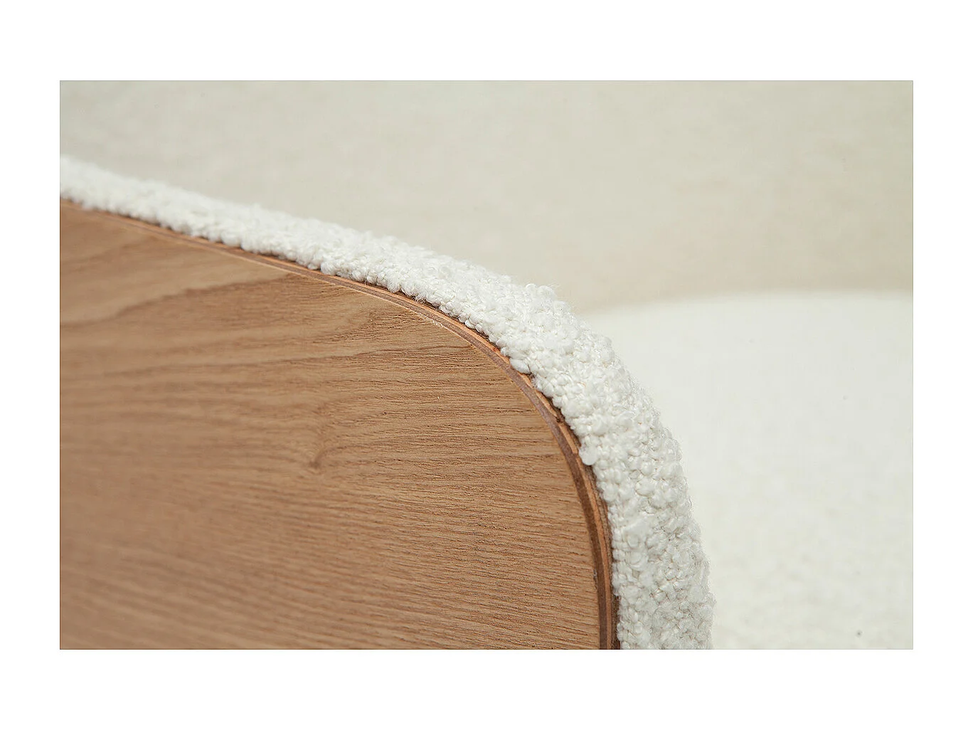 Fauteuil scandinave en tissu effet laine bouclée blanc cassé et bois clair VALMY