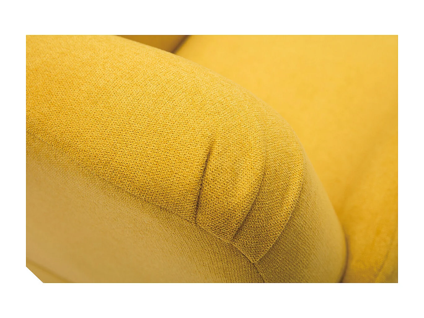 Fauteuil scandinave en tissu effet velours jaune moutarde et bois clair ISKO