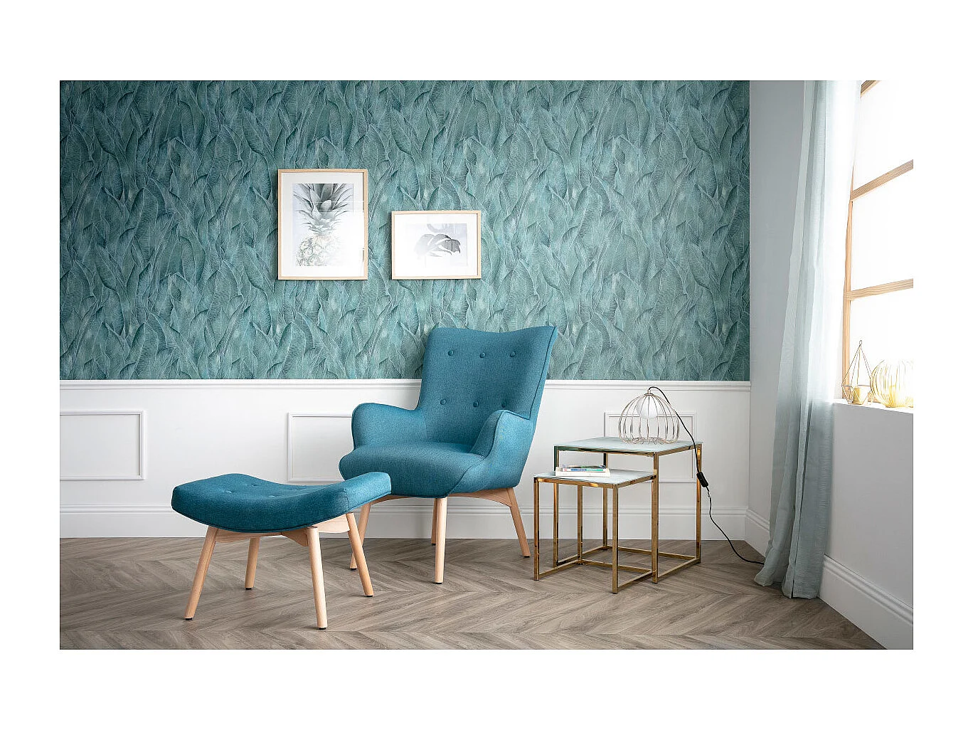 Fauteuil avec repose-pieds scandinave en tissu bleu canard et bois clair BRISTOL