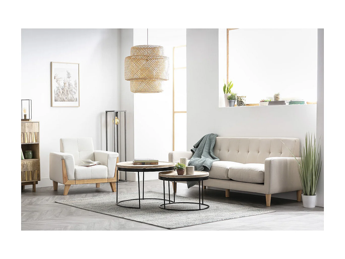 Sillón nórdico gris claro con patas de madera FJORD