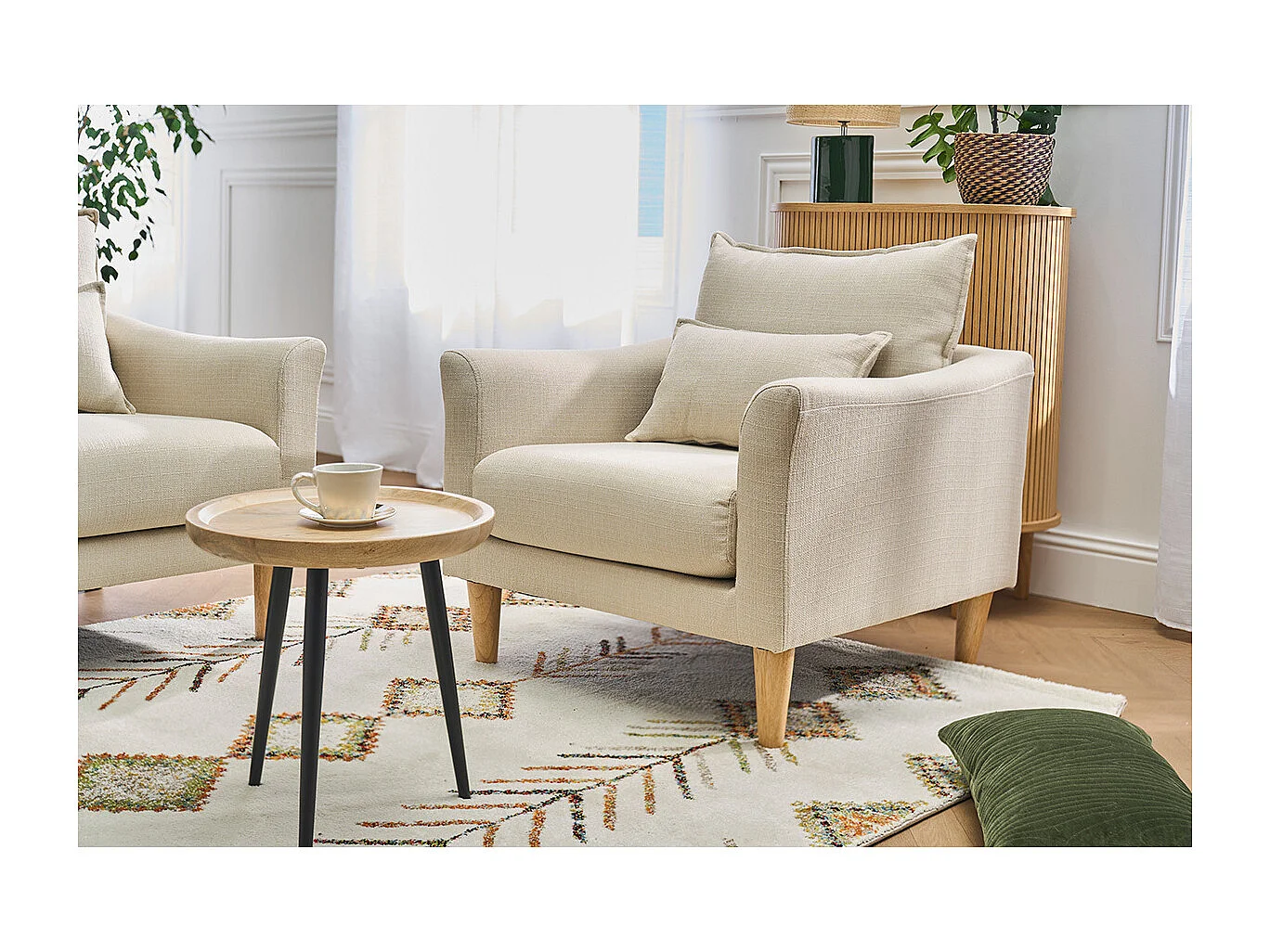 Sillón nórdico de tela beige y madera de caucho maciza KATE