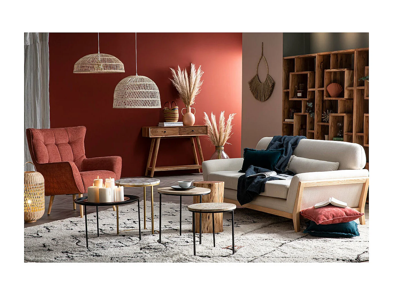 Fauteuil scandinave en tissu velours bleu pétrole et bois clair AVERY