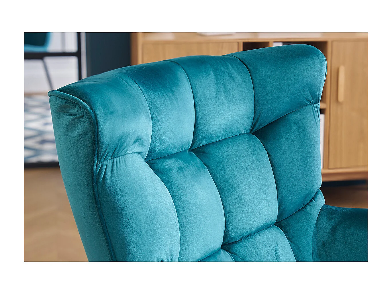 Sillón nórdico efecto terciopelo azul petróleo y madera AVERY