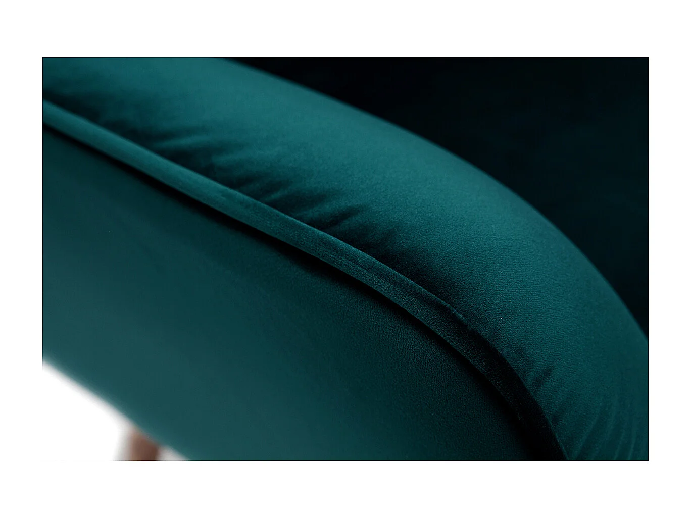 Sillón nórdico efecto terciopelo azul petróleo y madera AVERY