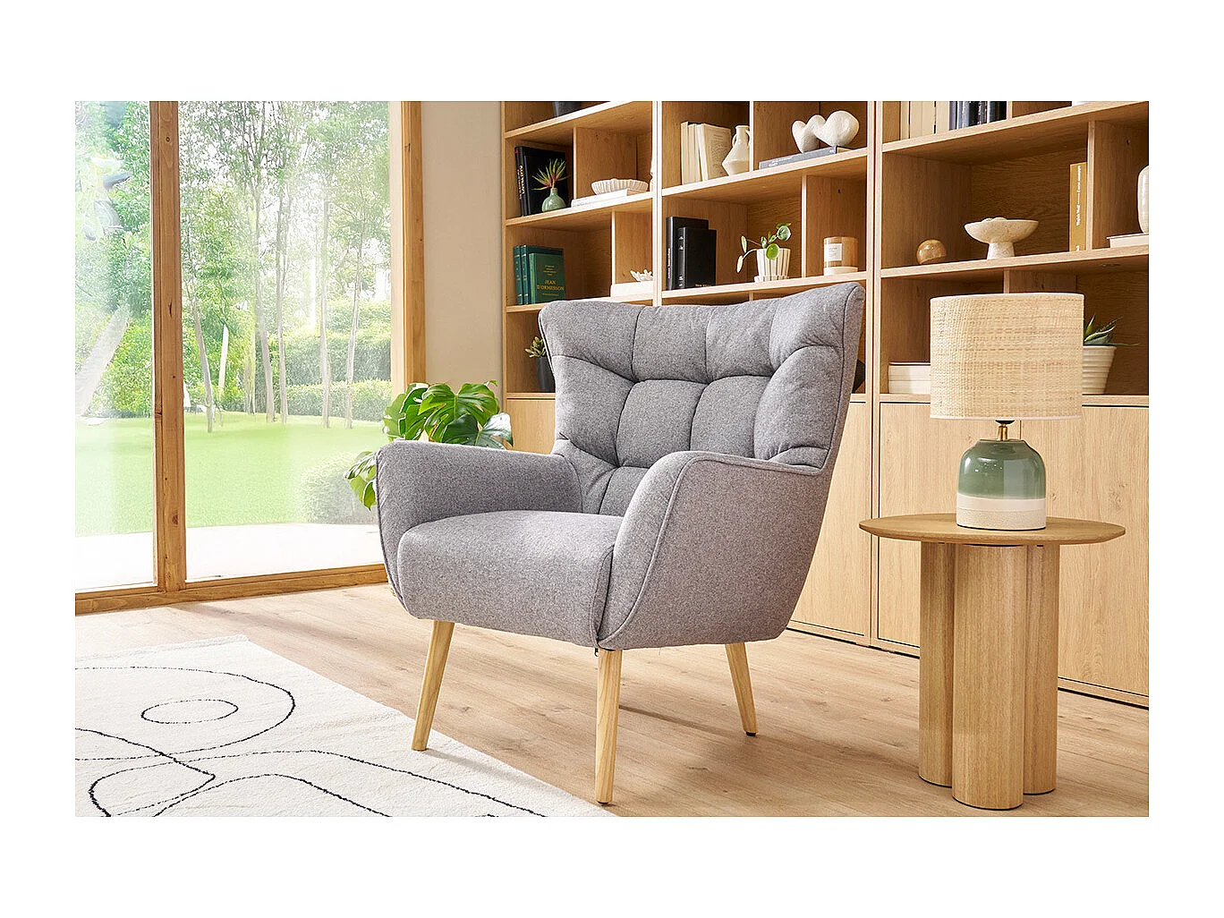 Sillón nórdico en tejido gris claro y madera AVERY