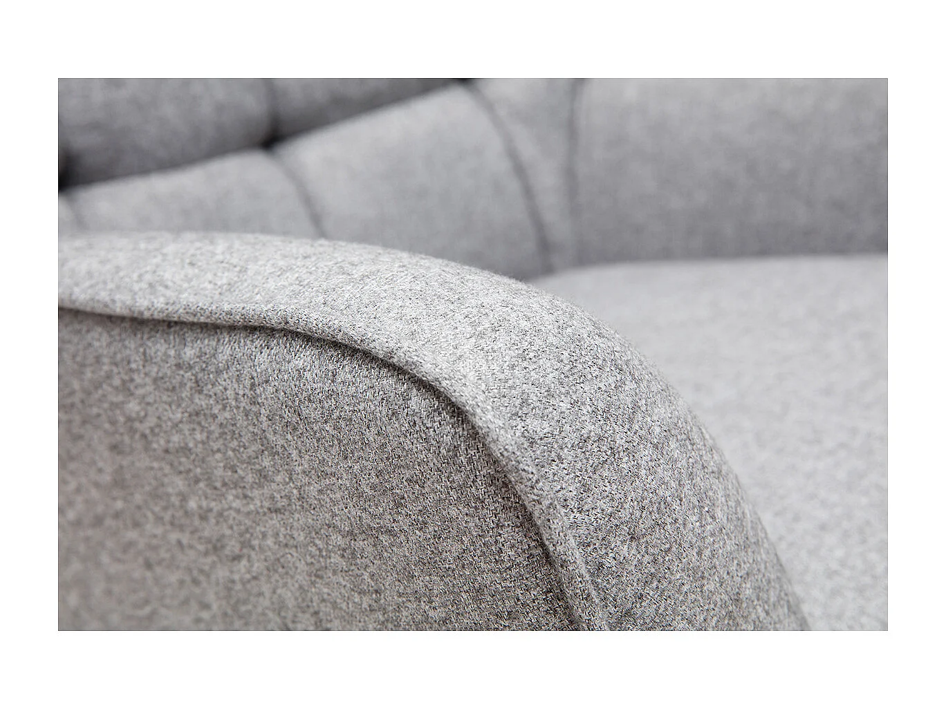 Sillón nórdico en tejido gris claro y madera AVERY