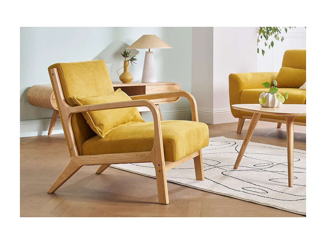 Sillón nórdico de tejido efecto aterciopelado amarillo mostaza y madera clara maciza DERRY